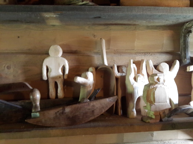 Boneka kayu buatan Emil di dalam pondok perabot, tempat Emil dihukum setiap berbuat nakal